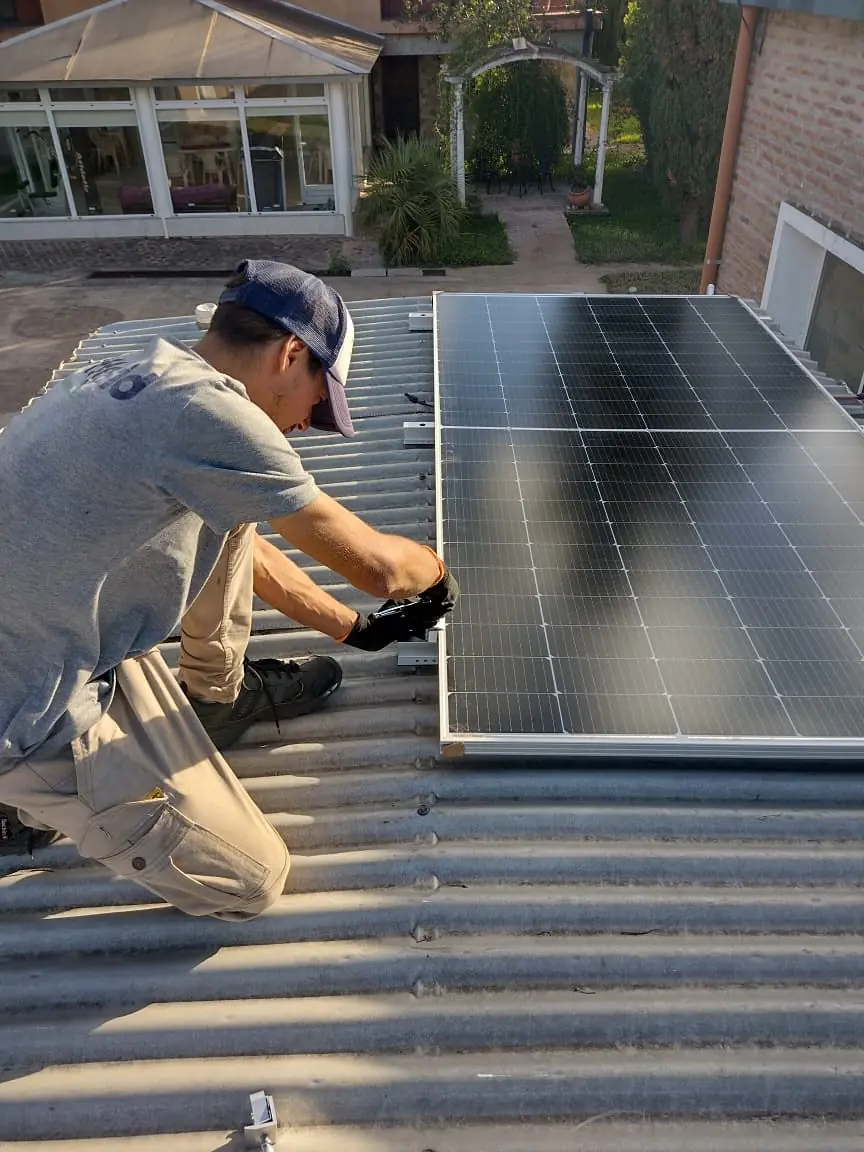 Instalación de paneles solares sobre un techo.
