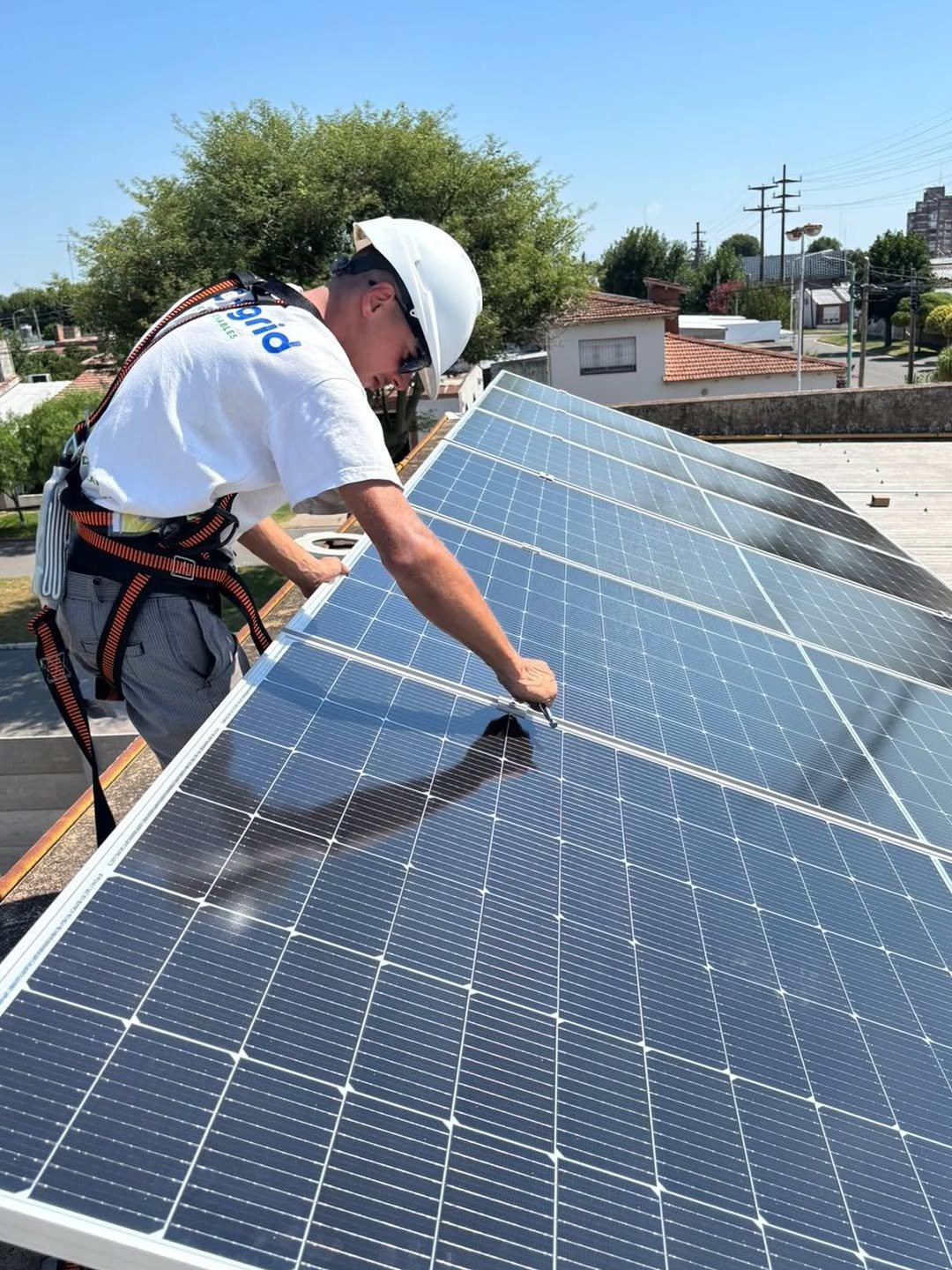 Técnico trabajando sobre una instalación solar.