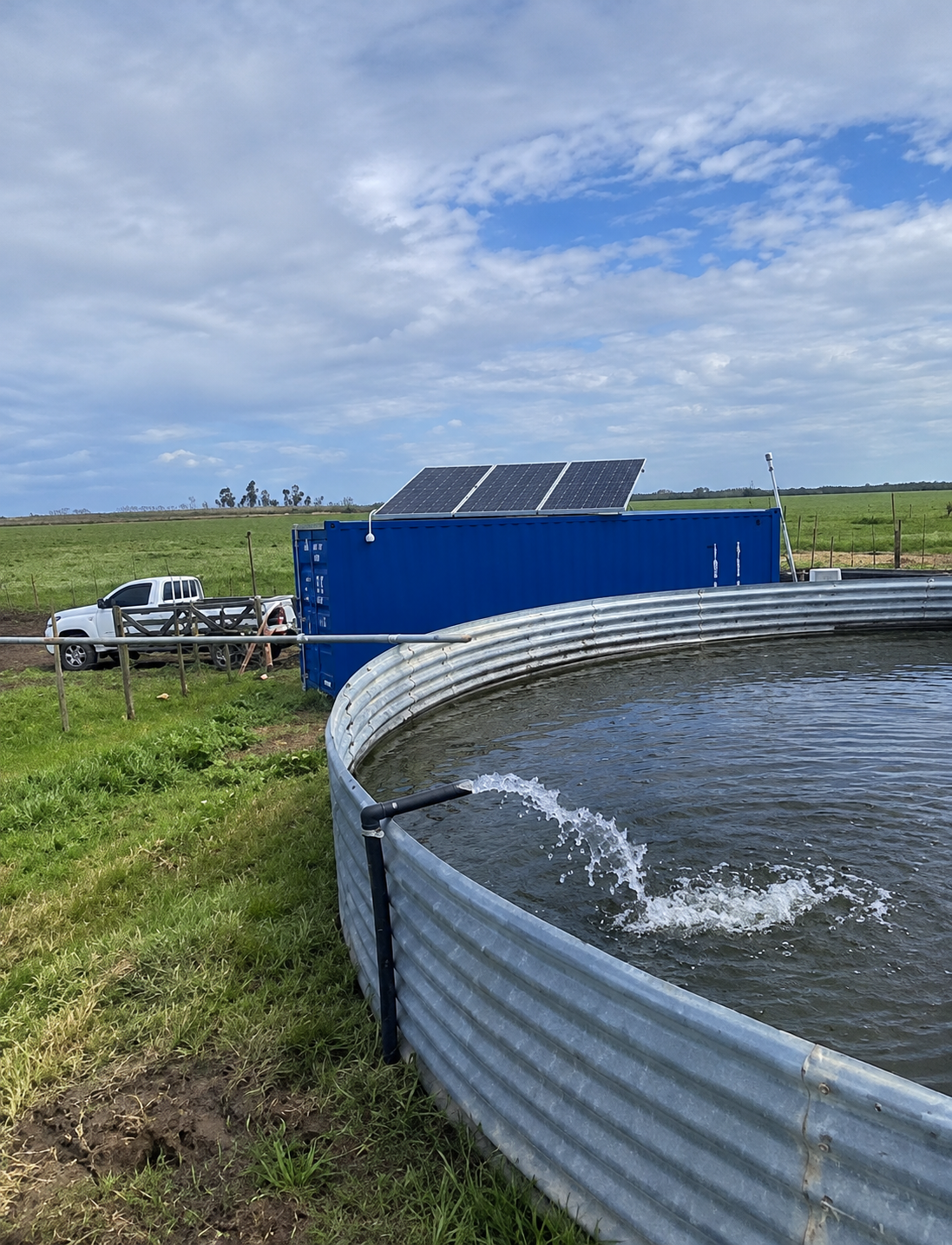 Tanque de almacenamiento de agua en zona rural.
