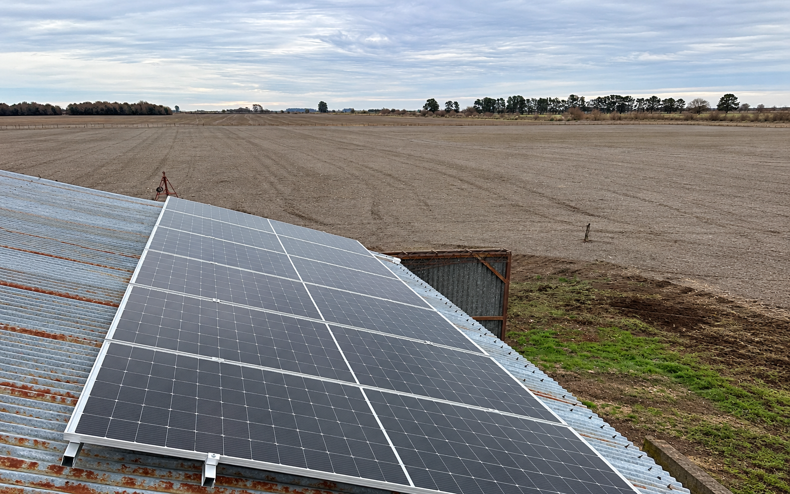 Galpón rural con paneles solares.