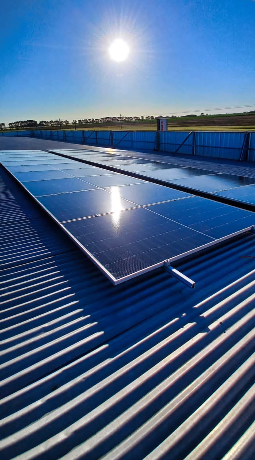 Establecimiento agropecuario productivo con paneles solares.