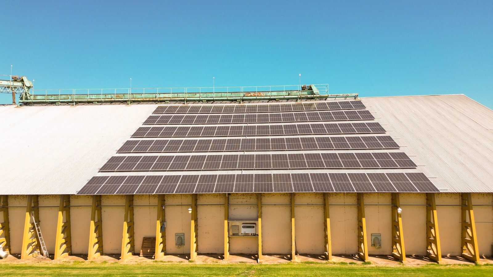 Instalación solar sobre una nave de uso industrial.