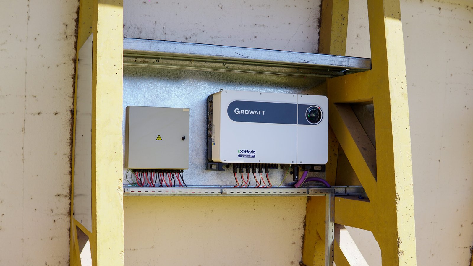Técnico de Offgrid trabajando en la instalación de un inversor solar.