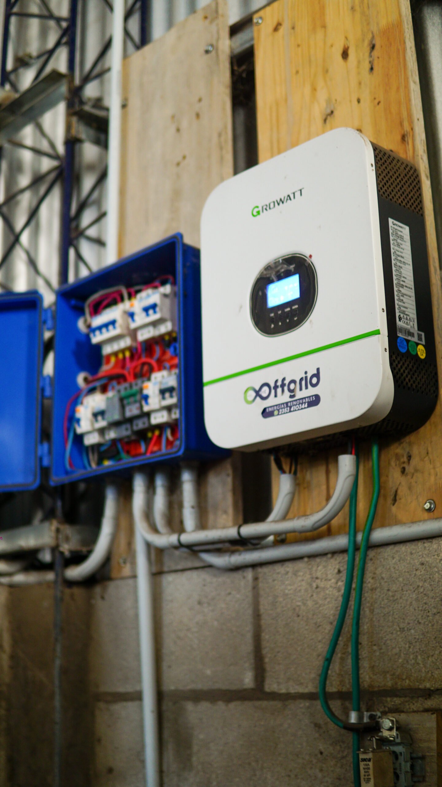Detalle de inversor y tablero eléctrico de una instalación Offgrid.