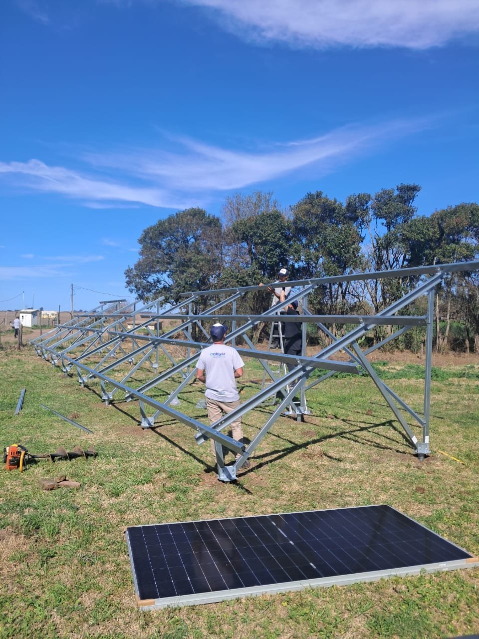Inversor y batería de una instalación solar.