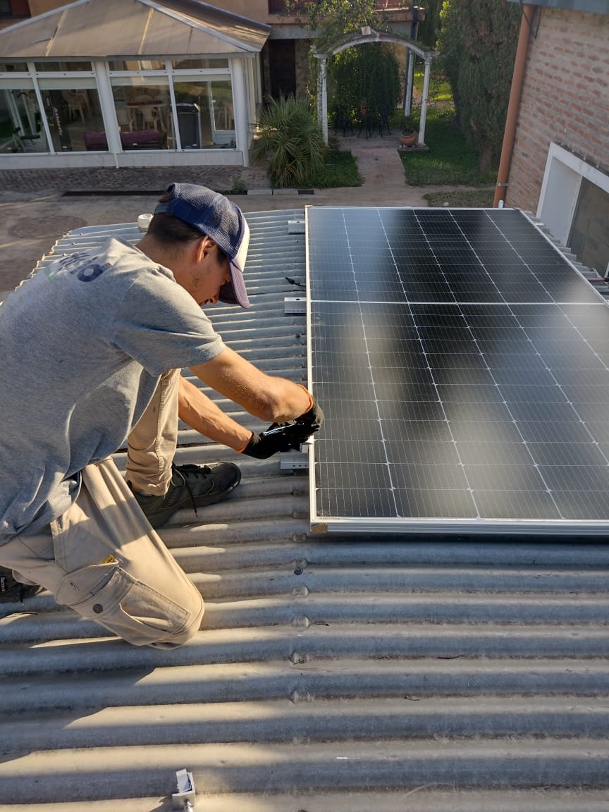 Técnico de Offgrid trabajando sobre un equipo solar.