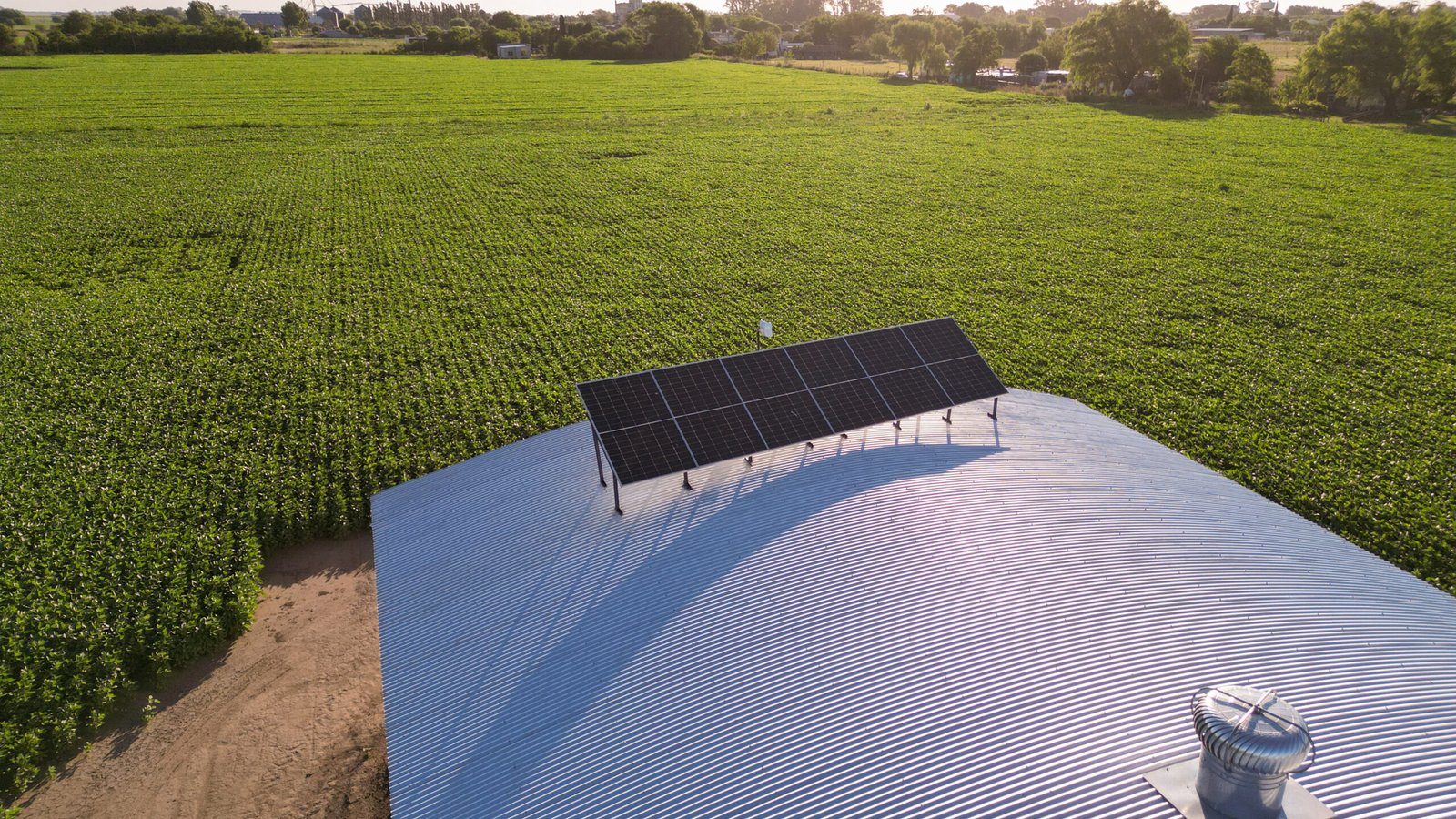 Imagen ilustrativa de paneles solares en un entorno rural.