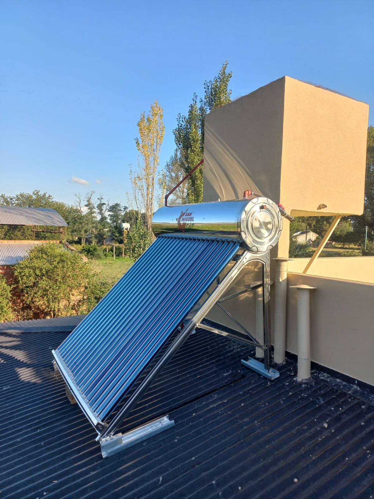 Termotanque solar instalado sobre un techo.