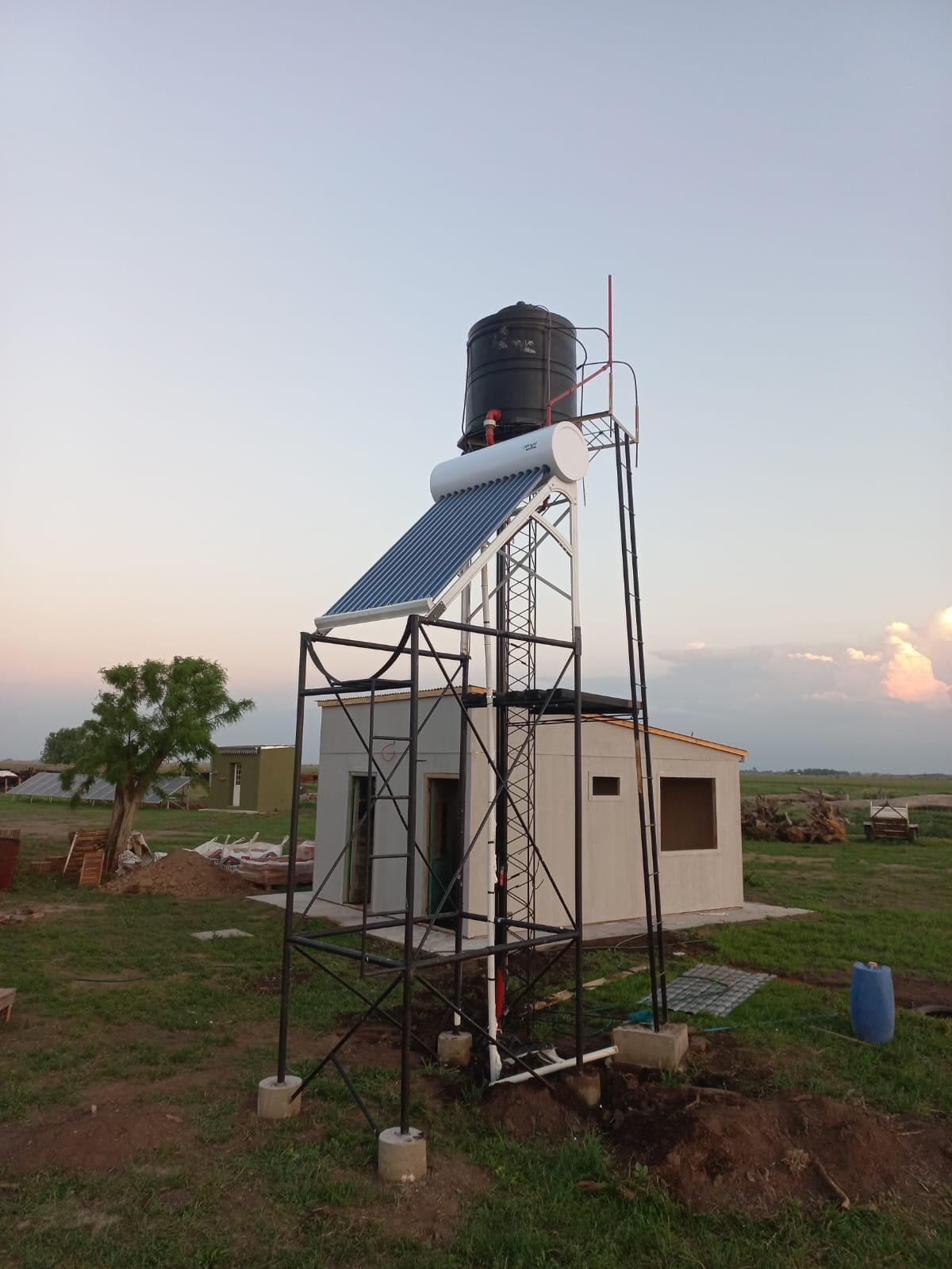 Termotanque solar instalado en un establecimiento rural.
