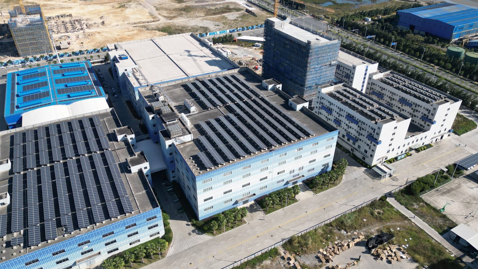 Complejo industrial con paneles solares instalados sobre grandes cubiertas.